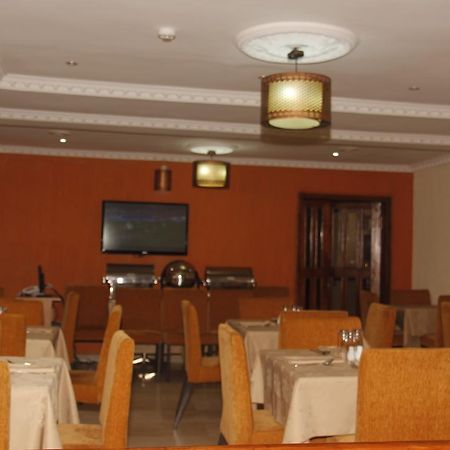 Crown Cottage Hotel Ikeja Bagian luar foto