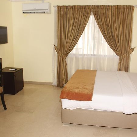 Crown Cottage Hotel Ikeja Bagian luar foto