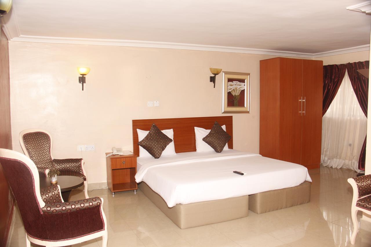 Crown Cottage Hotel Ikeja Bagian luar foto