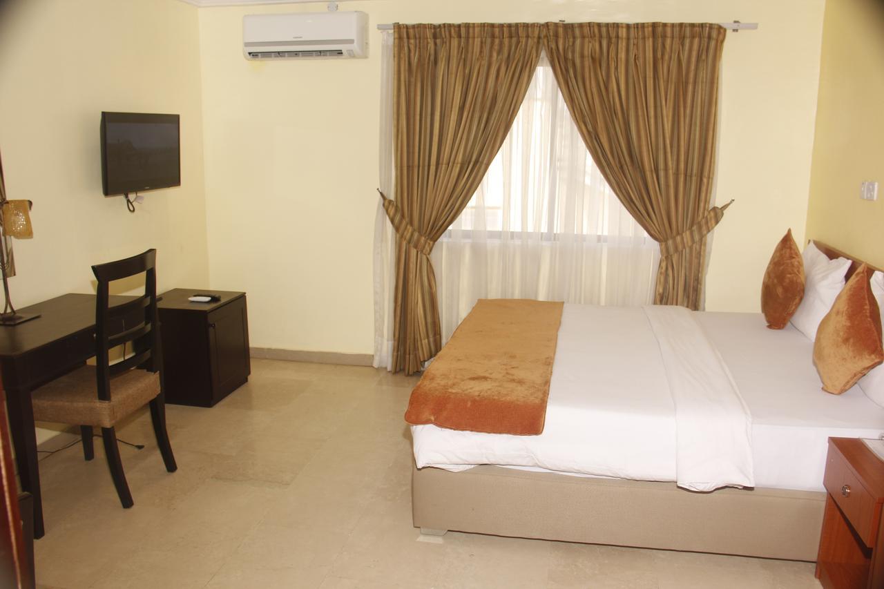 Crown Cottage Hotel Ikeja Bagian luar foto