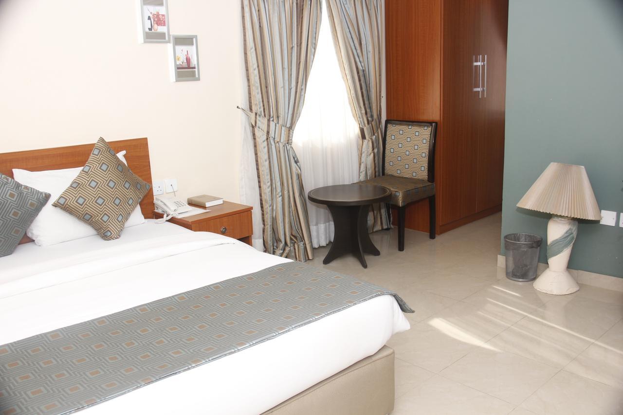 Crown Cottage Hotel Ikeja Bagian luar foto