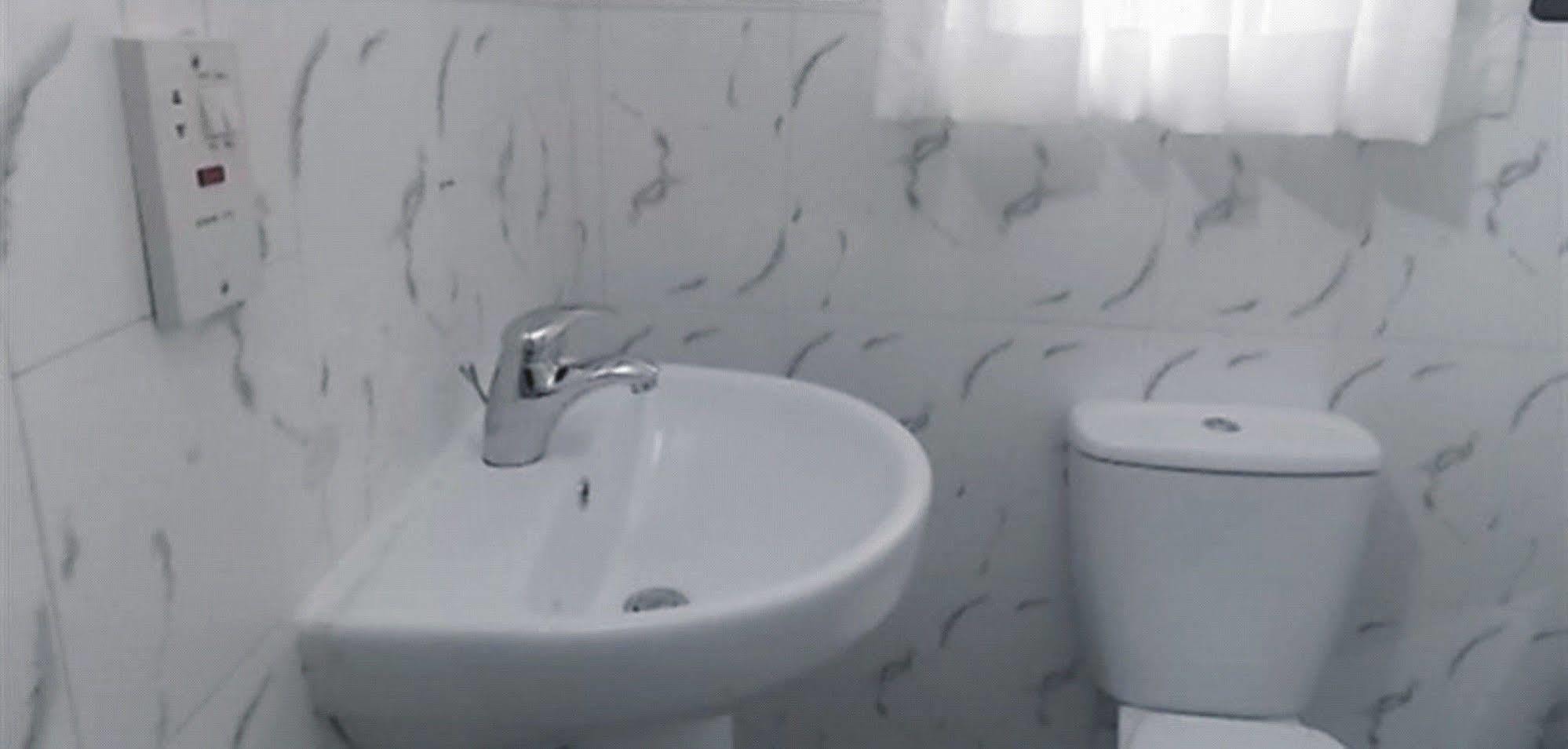 Crown Cottage Hotel Ikeja Bagian luar foto