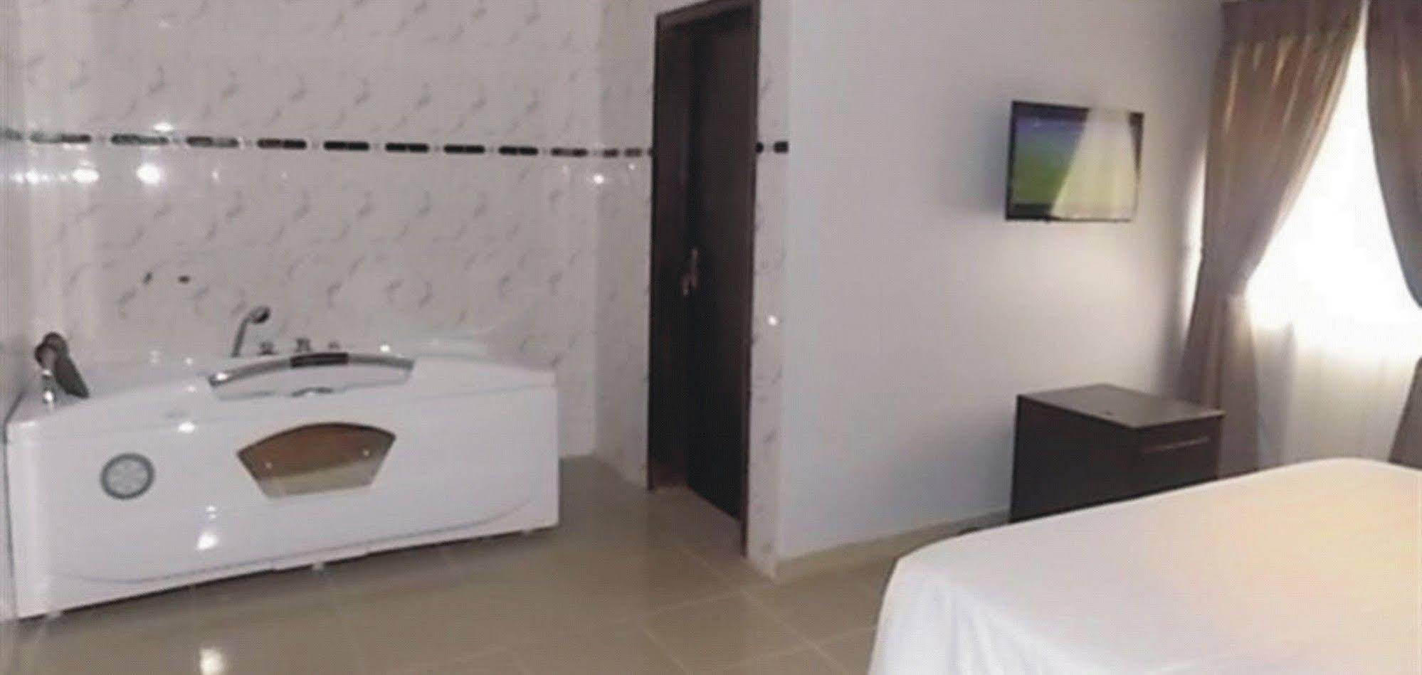 Crown Cottage Hotel Ikeja Bagian luar foto