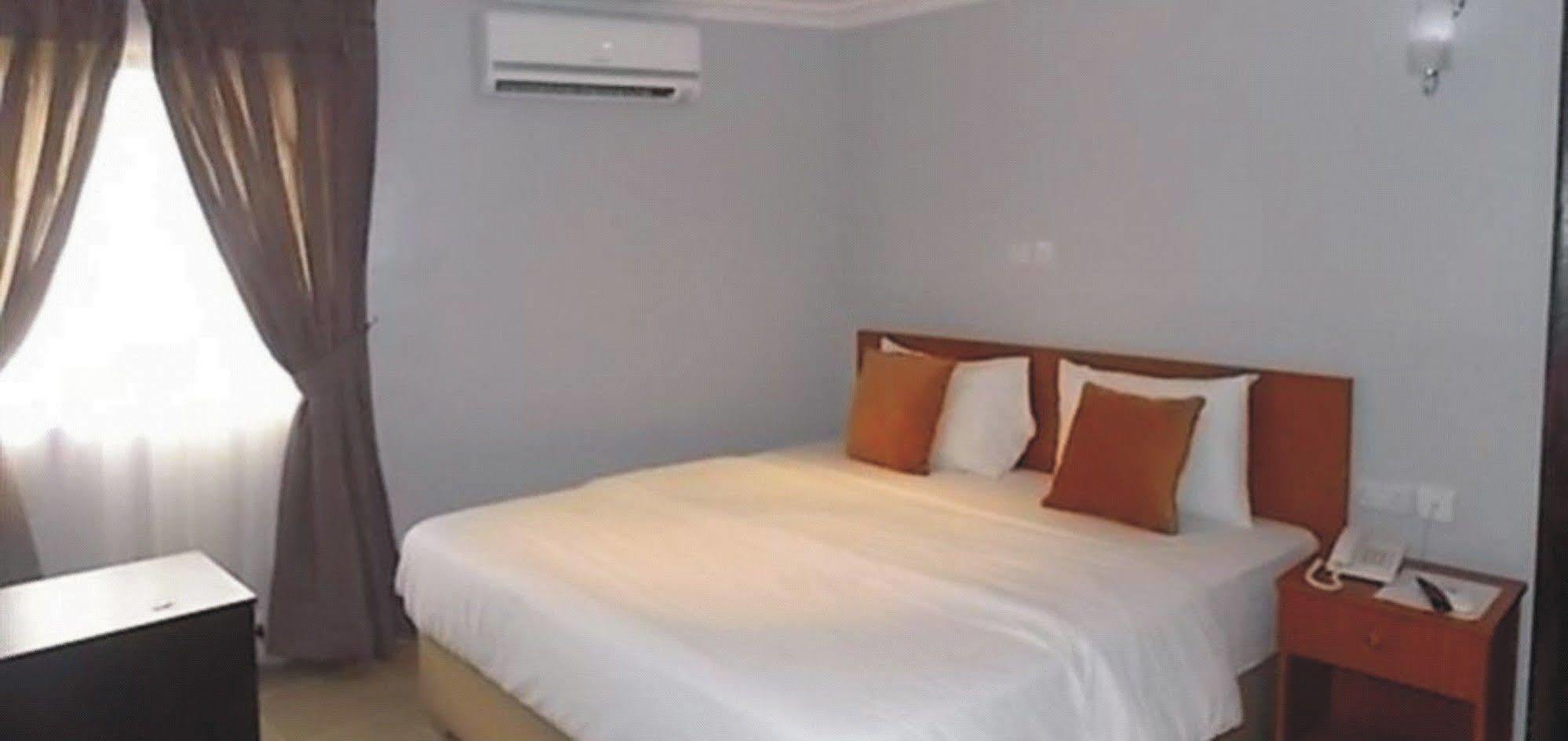 Crown Cottage Hotel Ikeja Bagian luar foto