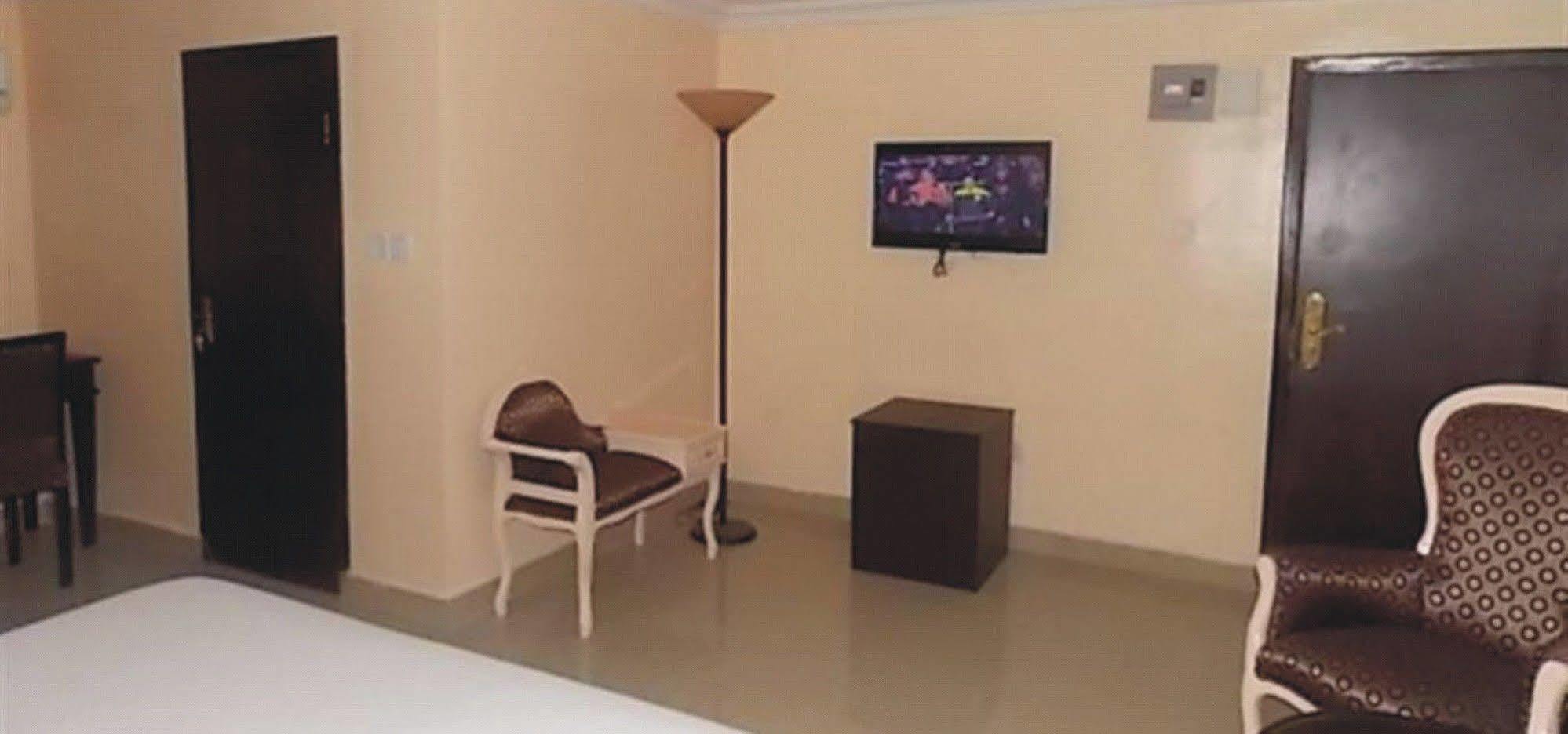 Crown Cottage Hotel Ikeja Bagian luar foto