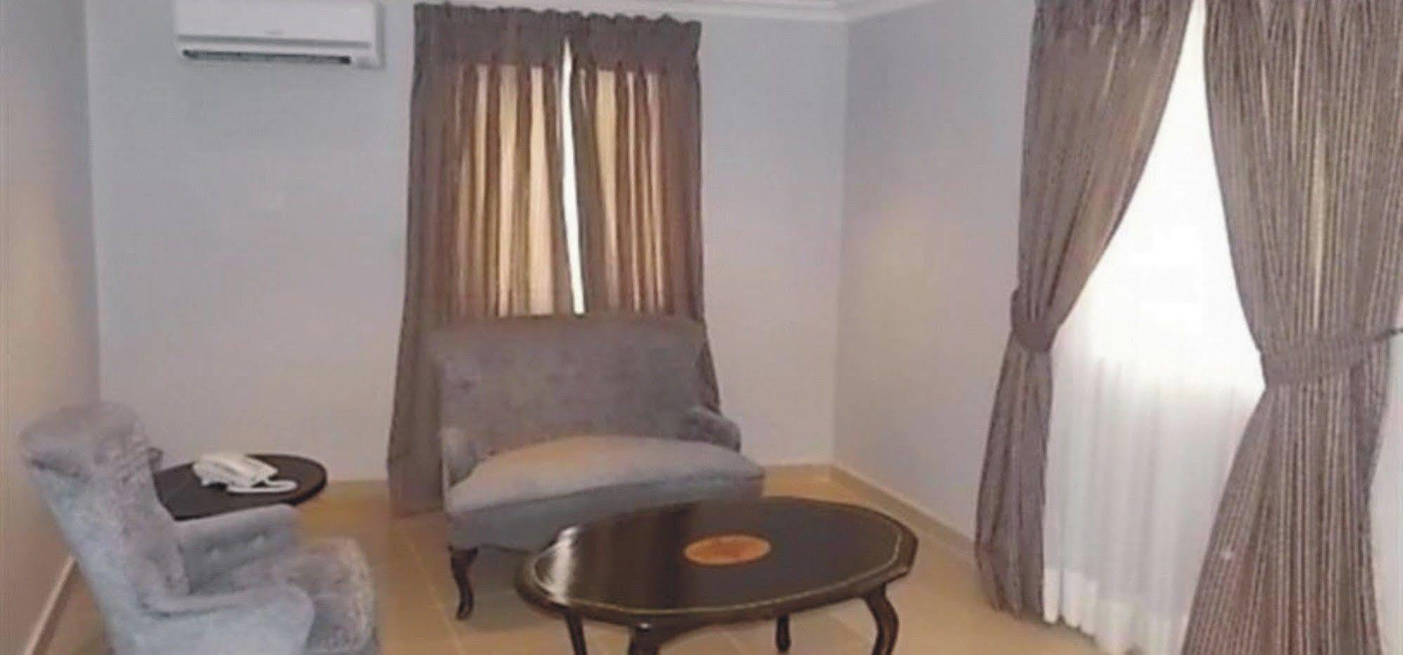 Crown Cottage Hotel Ikeja Bagian luar foto