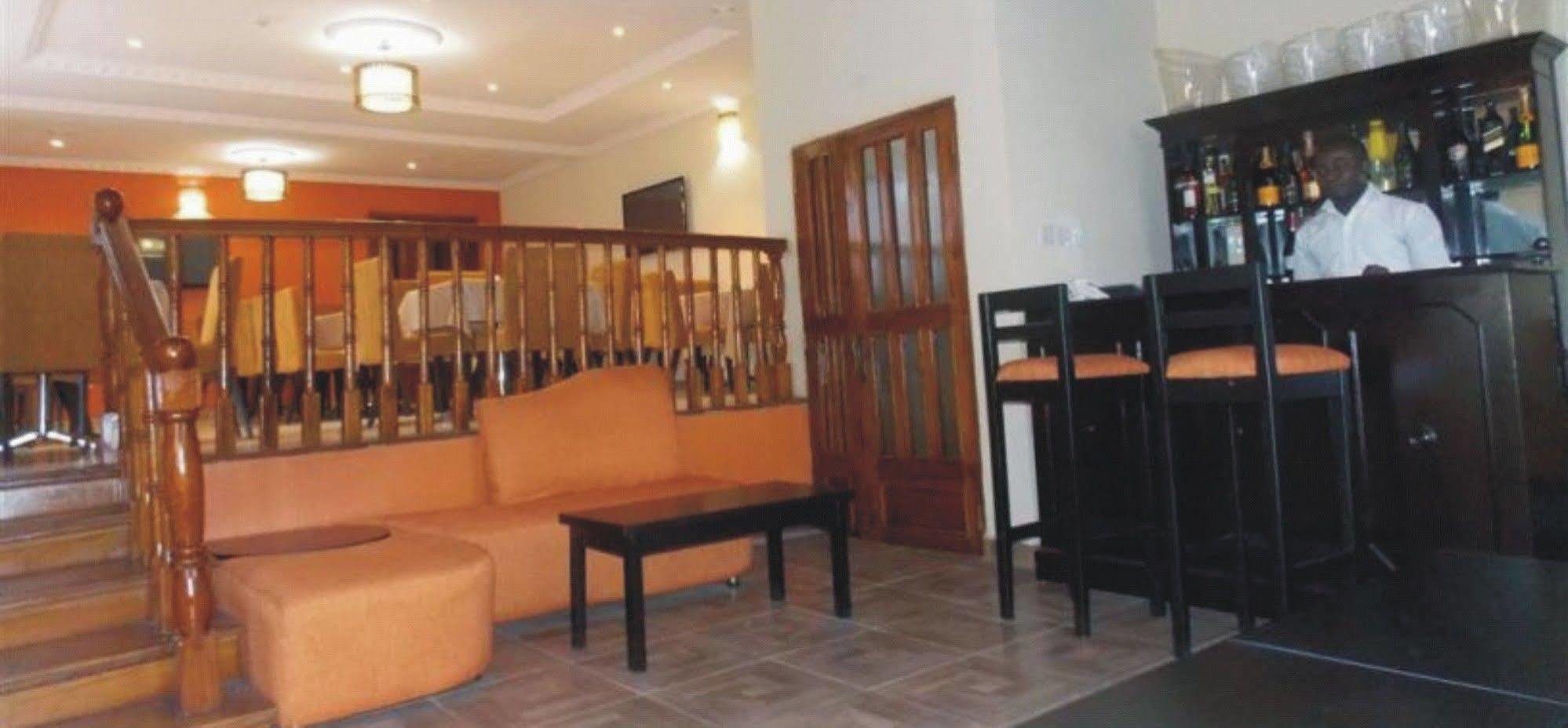 Crown Cottage Hotel Ikeja Bagian luar foto