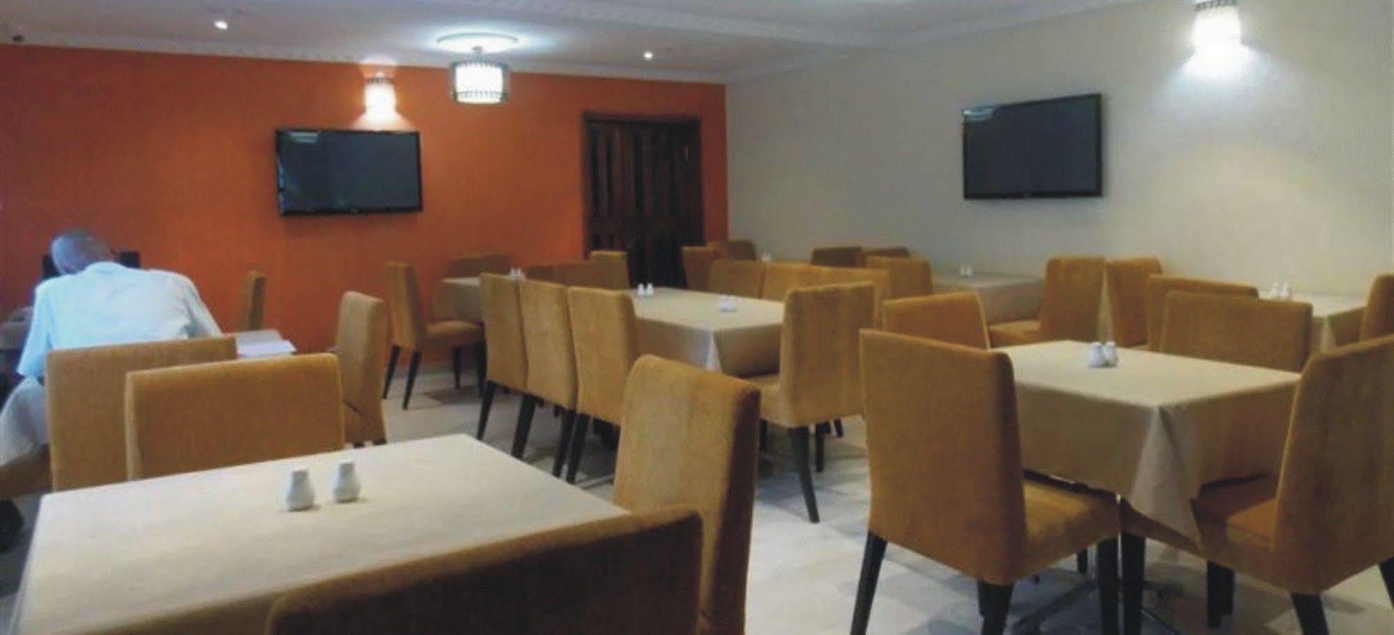 Crown Cottage Hotel Ikeja Bagian luar foto