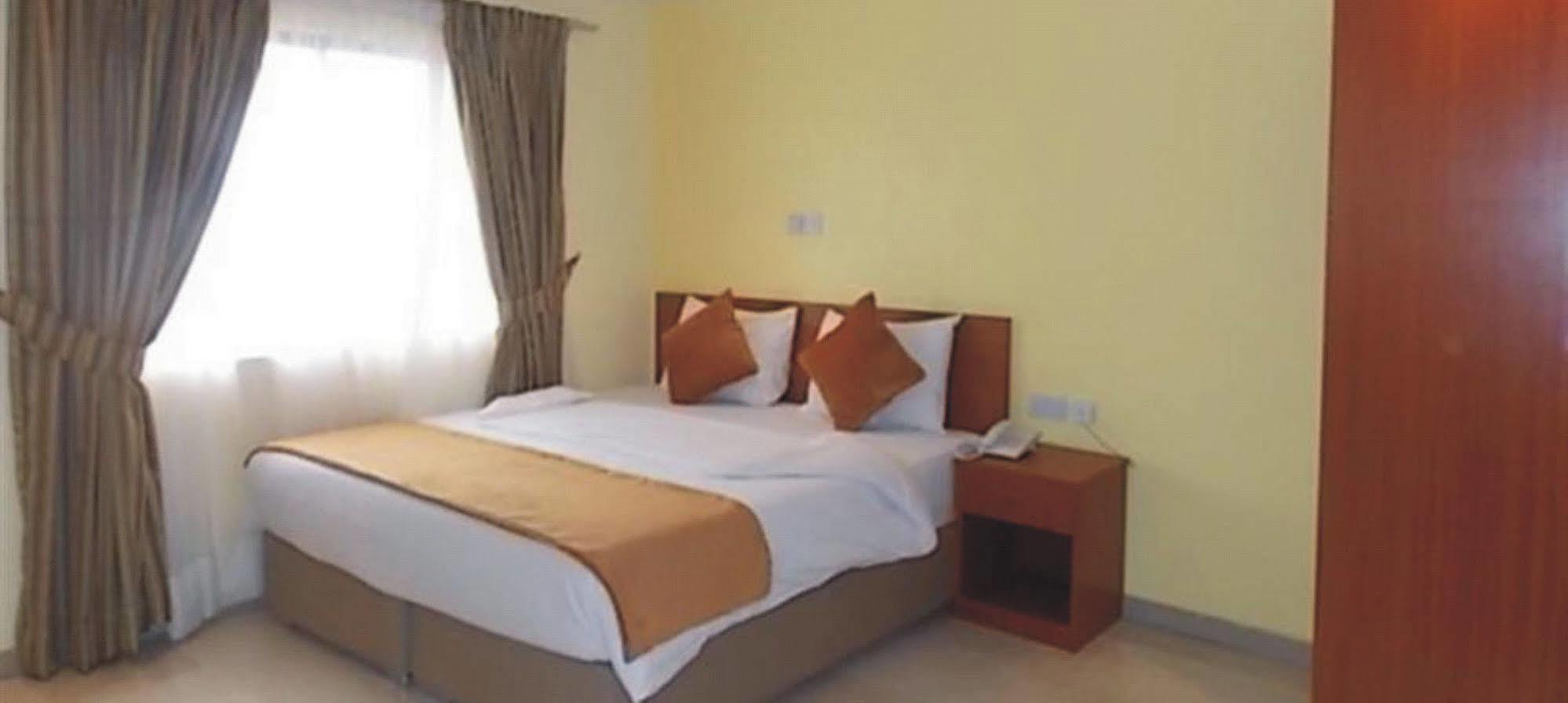 Crown Cottage Hotel Ikeja Bagian luar foto